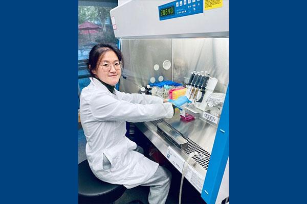 Jinjin Wu in the laboratory