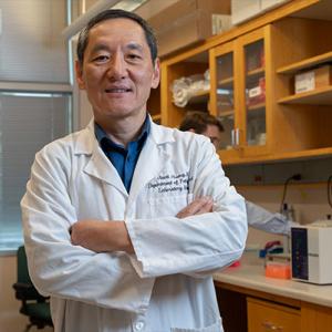 Jiaoti Huang, MD, PhD, in his lab