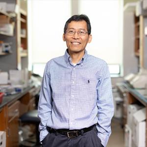 Hui-Kuan Lin standing in his lab
